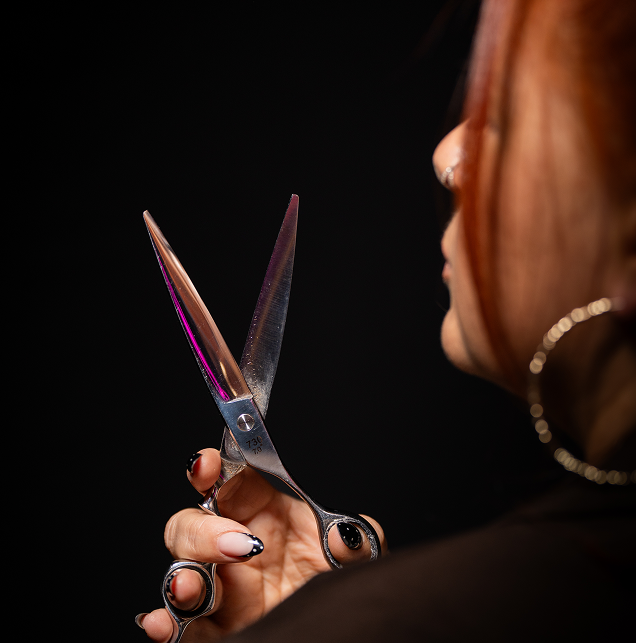 Fanny van Hair by Fanny Academy knipt met precisie in een professioneel salon, symbool voor vakmanschap, expertise en high-end kappersopleidingen voor ervaren stylisten.