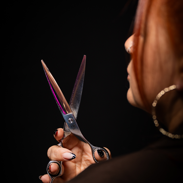 Fanny van Hair by Fanny Academy knipt met precisie in een professioneel salon, symbool voor vakmanschap, expertise en high-end kappersopleidingen voor ervaren stylisten.